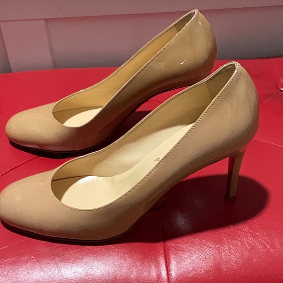 Step with timeless style - Picture 3 of 3